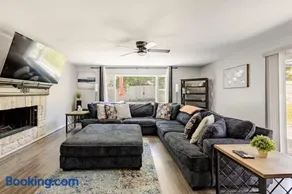 Travelers Takeoff - 3BR Near DFW, Fenced Yard & King Bed - Image 1