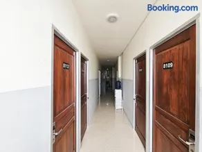 RedDoorz at AVA Guesthouse Pucang Anom Timur - Image 3