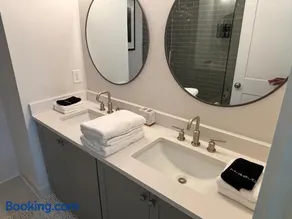 990 luxury townhome - Image 2