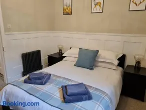 Superb Loch Side Apartment with Sea & Sunset Views - Image 2