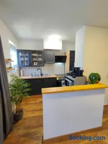Large Central Apartment - MODERN & Fully Equipped - near fair - Image 4