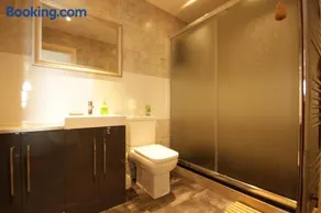 Marina Humber View Apartment - Image 4