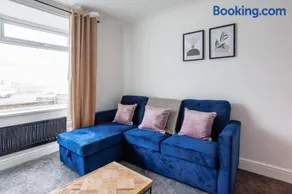 Enjoy 4 BR house perfect for family friends & work - Image 4