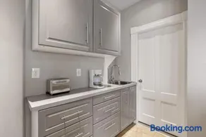 Sleek & Bright 1st Flr Studio Short -Midterm Stays - Image 4