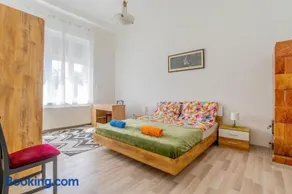 Spacious 3BR Roomy Apartment at Puskás Stadium - Image 1