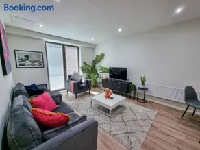 Luxury City Centre Townhouse with Parking - Image 3