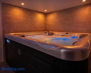 Suite romantique avec jacuzzi privatif, parenthèse intime et discrète - Image 4