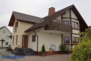 Apartamento apropiado para familias con jardín | Vistas al jardín - Image 1