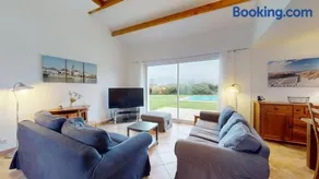 Villa avec terrasse, piscine chauffée et jardin - Image 2
