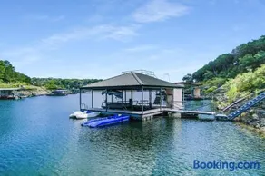 Luxury Lakefront Escape - Boat Dock, Lift & Views - Image 1