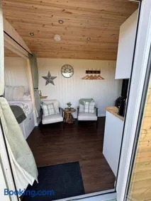 Luxury shepherd hut with hot tub & sea views - Image 2