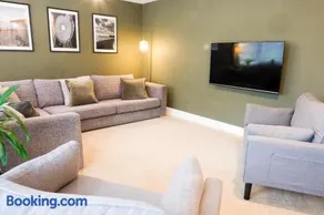 Beautiful 4-Bed Home - Gated Parking with EV Charging - Garden - Image 4