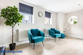 Contemporary 3 Bedroom Fully Detached Town House - Image 2
