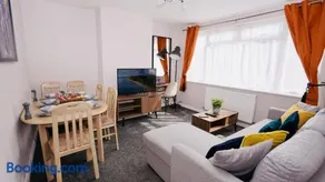 E2M Stays Beautiful House Close To Heathrow Airport- Walking Distance To Thames River - Image 3