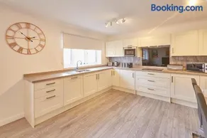 Dacama at Dene Grove- with Patio and 2 Free Parking - Image 3