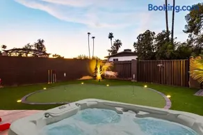 Gorgeous 4-bed home with Golf, Pool, & Hot Tub! - Image 4