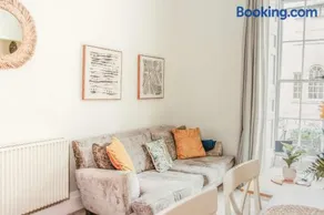 BRAND NEW LISTING Beautiful 2 bedroom apartment - Image 3