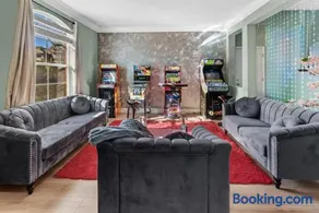 Game Lovers Retreat, spacious 4000 sqft Getaway - Image 2
