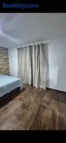 Quarto com banheiro a 3 minutos do centro - Image 2