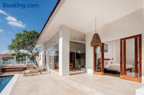 Private Jacuzzi - Central - Canggu 3BR - Image 4