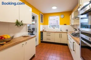 Spacious 4 bed home to sleep 9, parking for 4 cars - Image 4