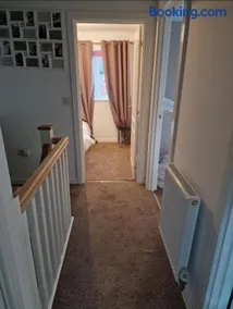 Well Furnished 3 Bedroom House in a cosy estate in Bolton with free parking - Image 5