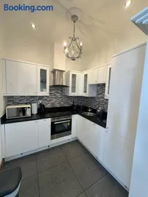 Cute and Comfy Apartment - Image 3
