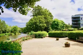 Riverside Apartment with Parking 1 Mile from Town Centre - Image 4