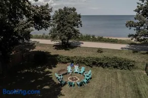 Luxurious Lakeview Oasis in the Heart of Hamilton With Large Backyard - Image 2