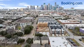 Modern 3-Story Townhome w Pool Table, Sleeps 10 Near Stadiums - Image 3