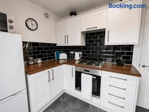 Dean House 2 BR-Free parking-Work stays-Fully Equipped-SLEEPS 5 - Image 3