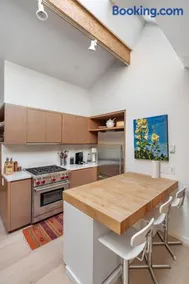 Beautiful, Newly Renovated Creek Home - Image 2