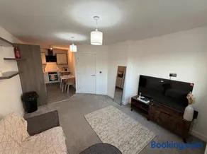 Modern 1-Bed Apartment in Arlesey with Free Parking & Fast WiFi - Image 1