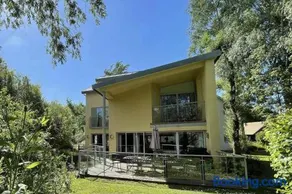 Modern contemporary home in beautiful setting - Image 1