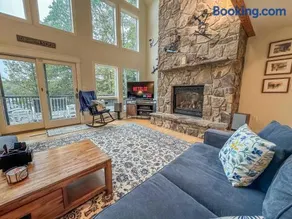 Perfect DCL Lake House: Fire Pit Hot Tub Dock and More - Image 3