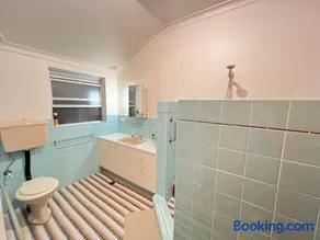 33 Room - Image 4