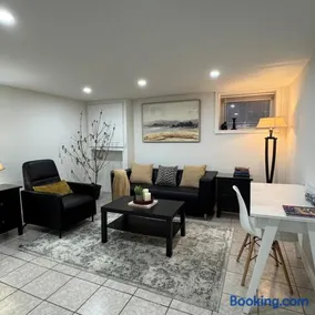 Modern Private 2-Bedroom Guest Suite l Free Parking l Self Check-in! - Image 4