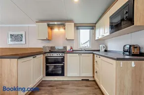 Rated Superb - Award-Winning Family Holiday Park - Live Shows, Themed Events, and Activities for All Ages, Day and Night - WiFi, Netflix, Linens - Gym, Sauna - Spotless, Quiet, Secluded, Parking - Restaurant, Shop, Bar - Image 1