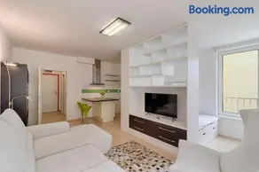 Peace and Comfort Near Center with Balcony, 500MB WIFI - Image 1