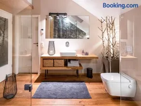 Stilvolles Wellnes-Refugium mit Privatsauna, Whirlwanne & Kamin im historischen Gut - Image 1