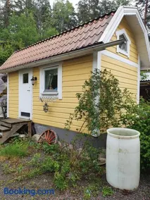 Sjönära liten stuga med sovloft, toilet in separate small house, only OUTDOOR shower! - Image 2