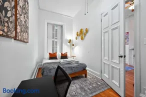 Sunny 1BR in Center City with King Sized Memory Foam Sofa Bed - Image 4