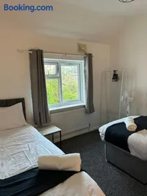 Prime Location, 2 Bedrooms, Perfect For Business Stays - Image 5