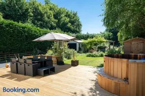 Spacious Cotswolds House Garden with Hot Tub - Image 3