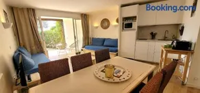Bright apartment with garden and sea view - Image 4