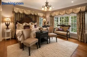 King suite-Sitting area-Backyard views-The Blooming Garden - Image 1
