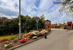 Villa Backstein Schwerin mit zentraler Lage im Grünen kostenfreien Parkplätzen und 8 E - Ladestationen - Image 4