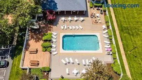 Port Clinton Paradise- Waterfront 2 bedroom, Pool, Hot tub, Sauna, Fire pit - Image 3