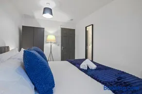 Modern Apartment I Self Check-in I Wi-Fi I Free Private Parking I Sleeps 3 - Image 3