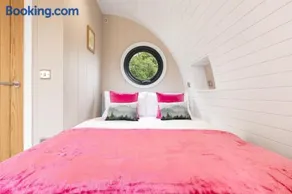 Pear Tree Pod with secluded outdoor bath - Dog Friendly - Image 4